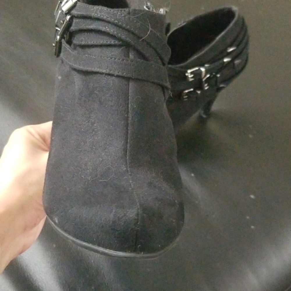 Shoes - Picture 3 of 4